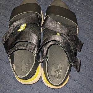 Like new Sorel sandals black and yellow size 7
